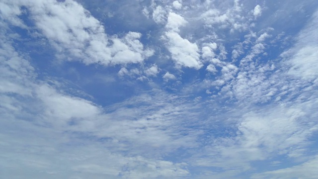 蓝天上的延时移动云视频素材