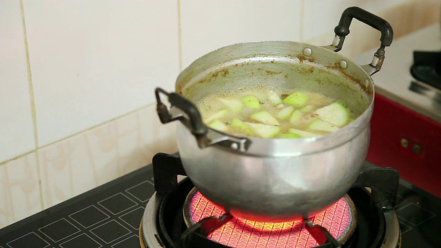 锅里的肉汤视频素材