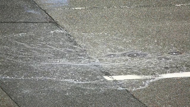 雨中的道路交通特写视频素材