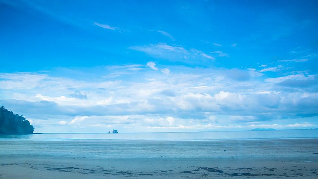 在早晨的延时中，海面上的云景视频素材