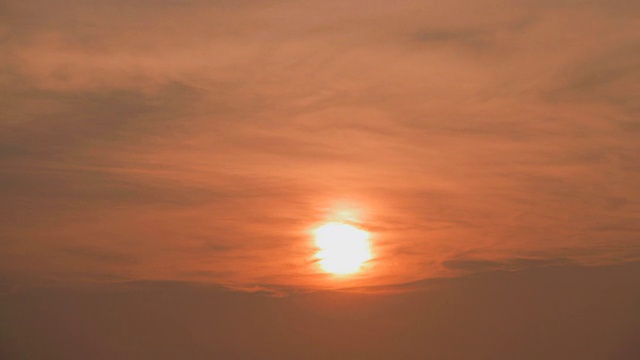 高清延时:在夏天透过云层的日出视频素材