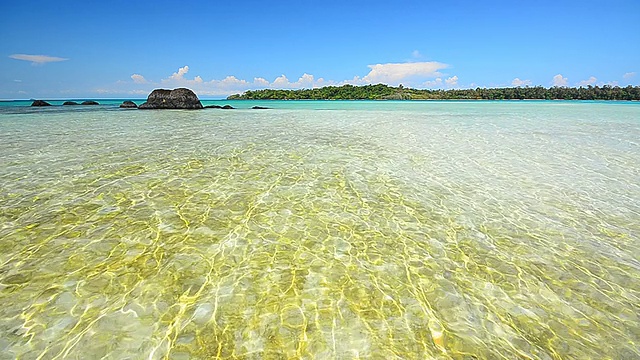 天堂岛的水晶清水海滩视频素材