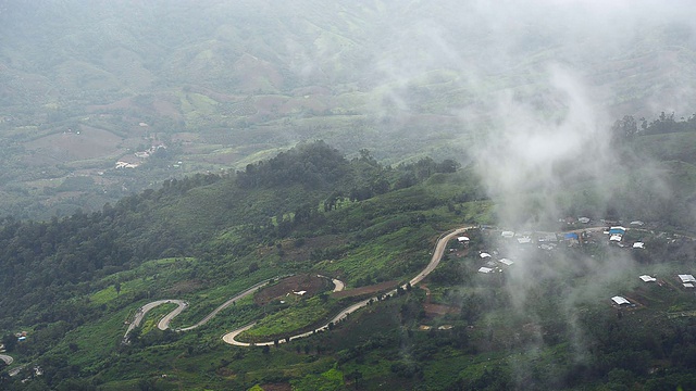 山,雾。/泰国碧差汶省公园府，雨季。视频素材