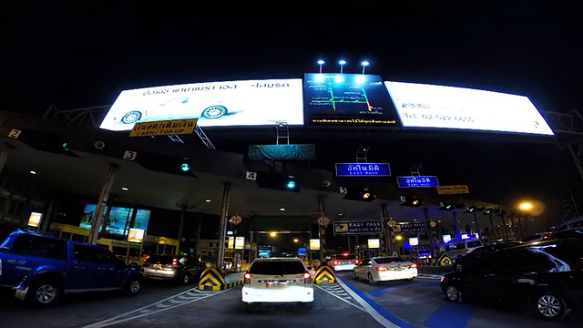 曼谷市内的交通行驶，时间在夜间流逝视频素材