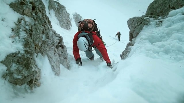 冬季登山者在恶劣条件下攀登的LD照片视频素材