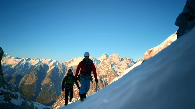 登山运动员正在攀登那座雪山视频素材