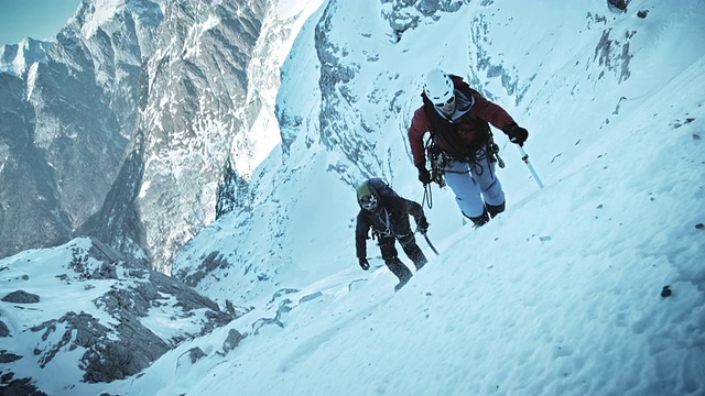 SLO MO冬季登山运动员正在攀登雪山视频素材