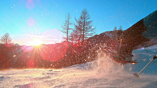 SLO MO LD拍摄的一名登山者穿着雪鞋跑步视频素材