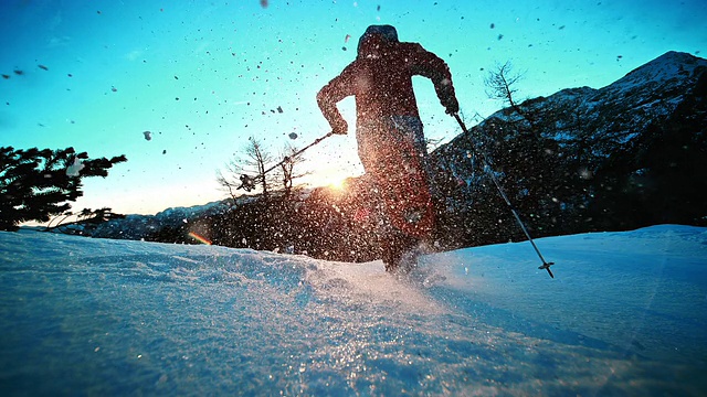 SLO MO LD在山顶将雪鞋射向夕阳视频素材