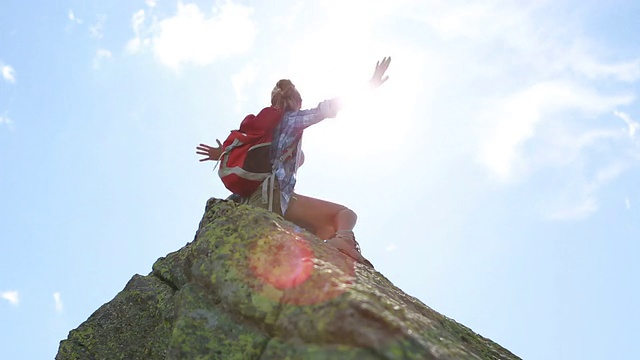 年轻女子徒步攀登山峰-成功和自由视频素材