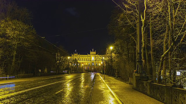 T/L向Maximilianeum Munich夜间过度视频素材