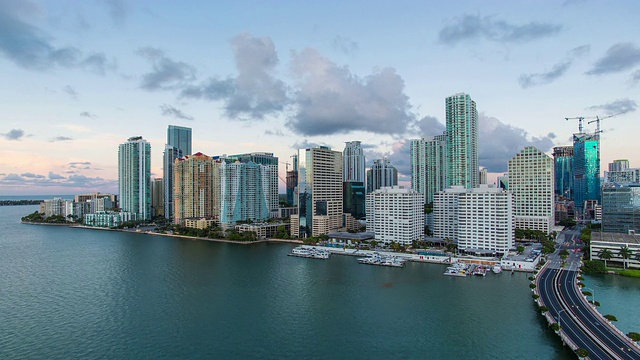 从Brickell Key，一个被公寓塔楼覆盖的小岛，朝向迈阿密的天际线，迈阿密，佛罗里达，美国-时间流逝视频素材