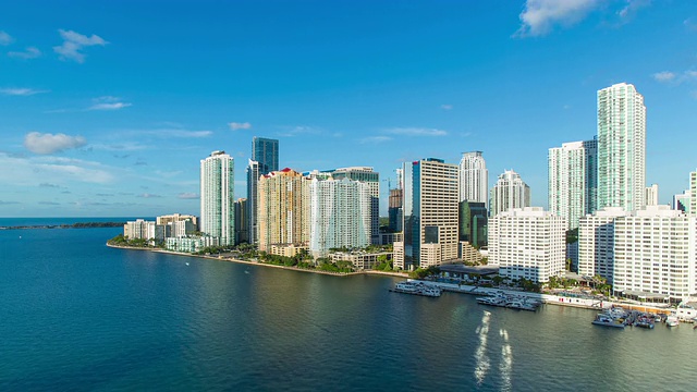 从Brickell Key，一个被公寓塔楼覆盖的小岛，朝向迈阿密的天际线，迈阿密，佛罗里达，美国-时间流逝视频素材