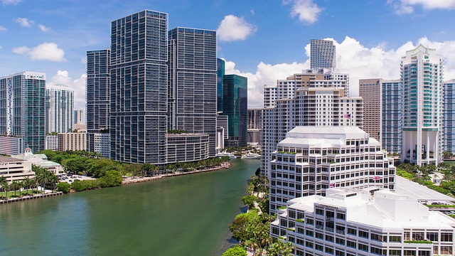 从Brickell Key，一个被公寓塔楼覆盖的小岛，朝向迈阿密的天际线，迈阿密，佛罗里达，美国-时间流逝视频素材