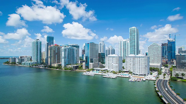 从Brickell Key，一个被公寓塔楼覆盖的小岛，朝向迈阿密的天际线，迈阿密，佛罗里达，美国-时间流逝视频素材