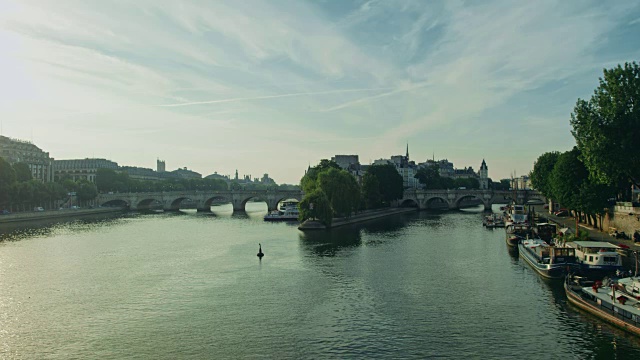 跟踪拍摄的Île de la Cité从Pont des Arts视频素材