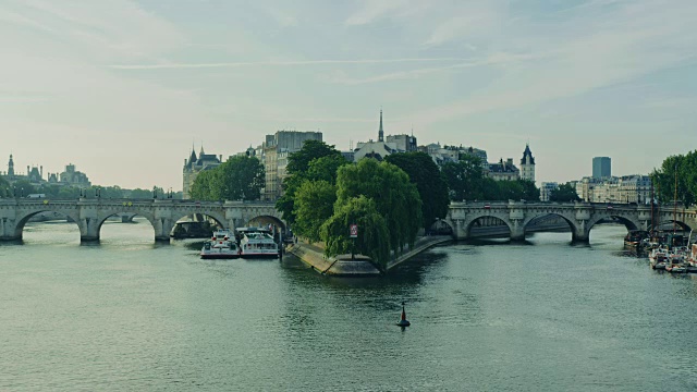 从艺术桥上看Île de la Cité视频素材