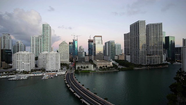 从Brickell Key，一个覆盖着公寓楼的小岛，朝向迈阿密的天际线，迈阿密，佛罗里达，美国视频素材