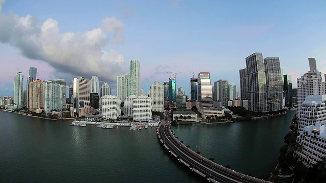 从Brickell Key，一个覆盖着公寓楼的小岛，朝向迈阿密的天际线，迈阿密，佛罗里达，美国视频素材