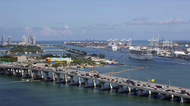 俯瞰Mac Arthur Causeway和Port of Miami，世界邮轮之都，迈阿密，佛罗里达，美国视频素材