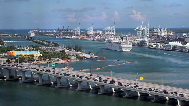 俯瞰Mac Arthur Causeway和Port of Miami，世界邮轮之都，迈阿密，佛罗里达，美国视频素材