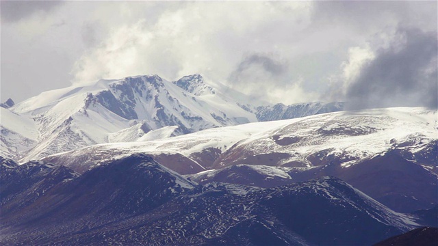 雪山上移动的云/中国青海。视频素材