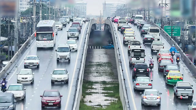 下雨天在十字桥上通行，时间流逝视频素材