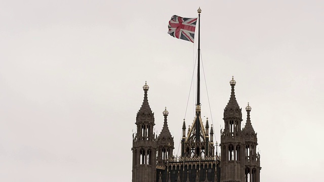 英国国旗飞过威斯敏斯特宫视频素材