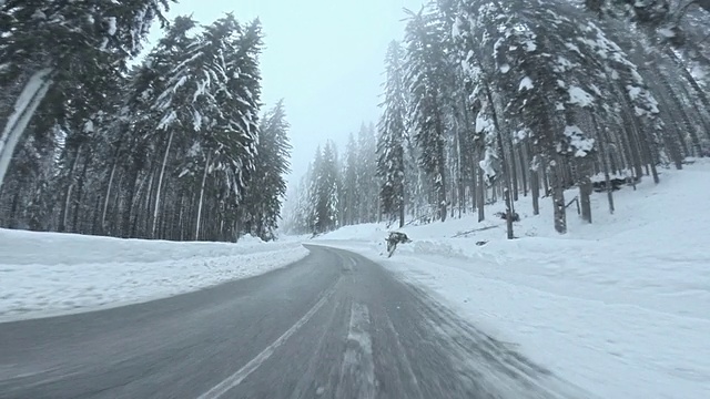 在雪山中开车视频素材