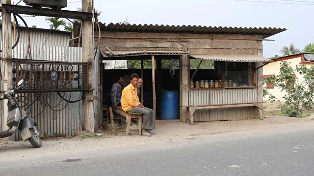 大吉岭附近一个村庄热闹街道上的一个小商店视频素材