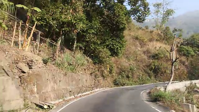 大吉岭附近山区里蜿蜒的道路和小村庄视频素材