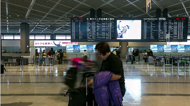 高清延时:旅客在日本成田机场出发航站楼视频素材