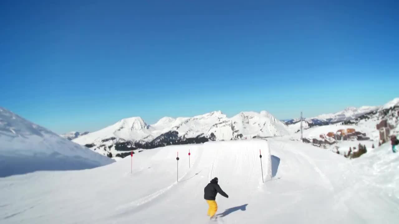 滑雪者在雪场中跳跃视频购买