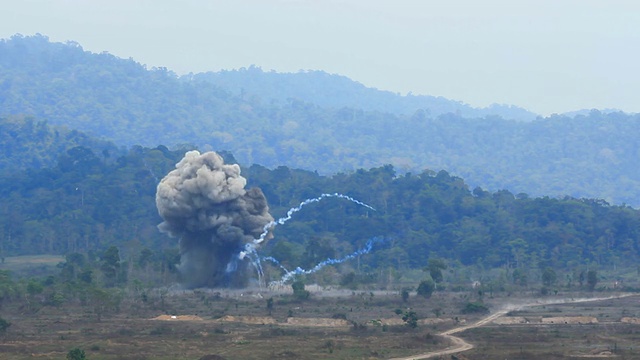 退行性毁灭爆炸视频素材