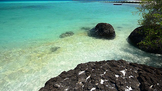 夏季海滩上的波浪形态视频素材