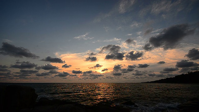 海滩日落与美丽的云景视频素材