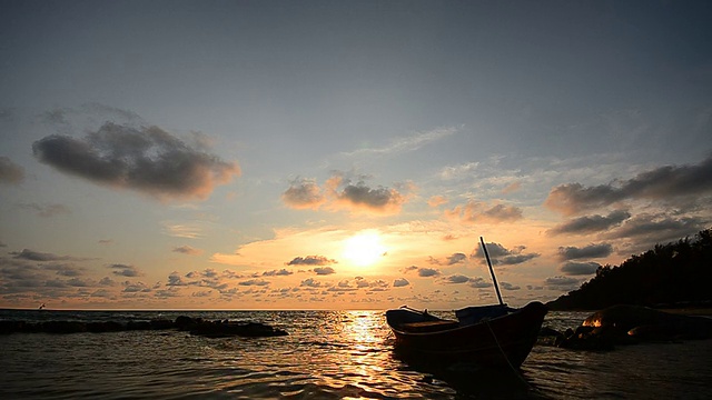 海滩日落与美丽的云景视频素材