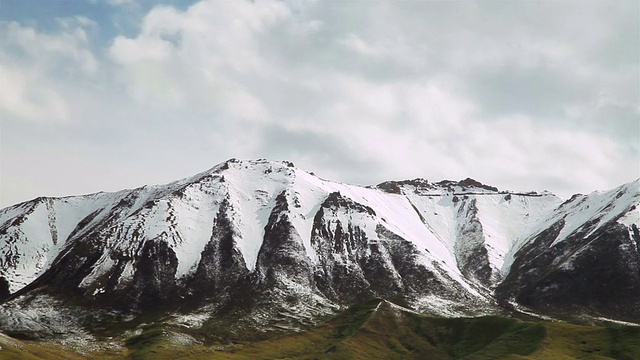 中国青海祁连雪山上的移动云。视频素材