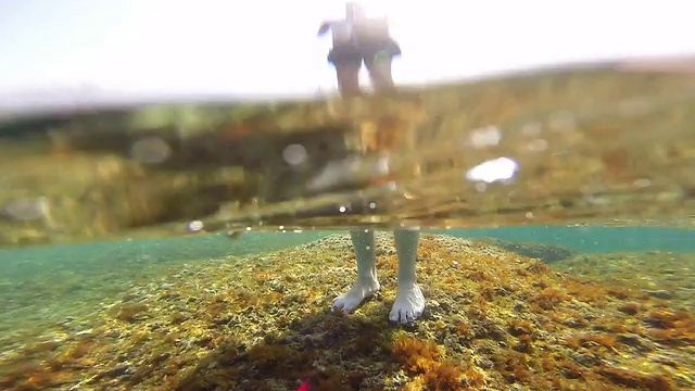 一个人在科斯塔布拉瓦水域的水下视图。视频素材