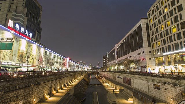 东大门前清溪川溪的夜景视频素材