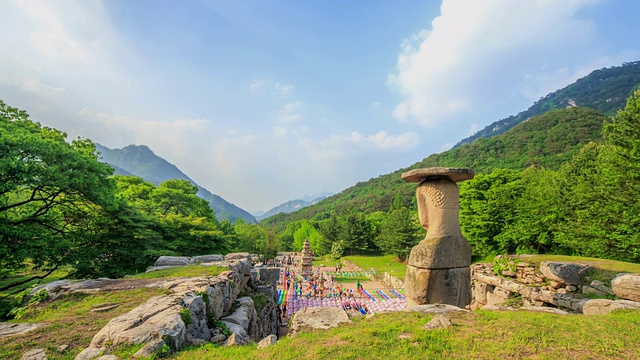 三reukdaewonji(韩国历史古迹)的立石像和五层石塔(韩国珍宝)视频素材