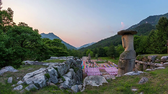 三reukdaewonji(韩国历史名胜)石雕五层宝塔(韩国瑰宝)昼夜观视频素材