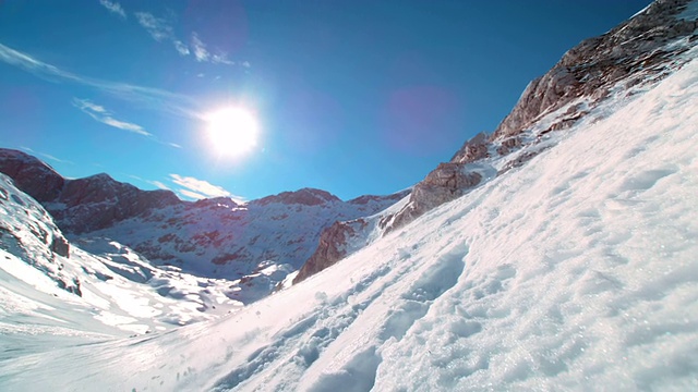 SLO MO TS滑雪旅行者从山上滑雪下来视频素材