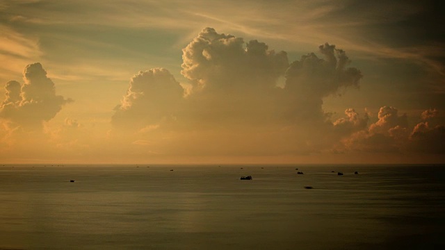 小小的海船和巨大的云在地平线上形成视频素材