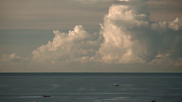 巨大的白云和小小的海船视频素材