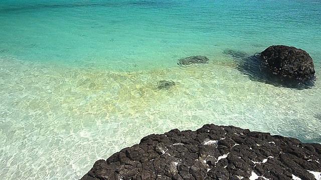 夏季海滩上的波浪形态视频素材