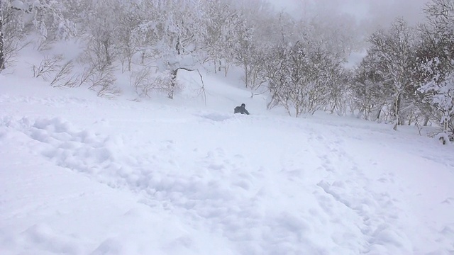 滑雪者在山上滑雪。视频素材