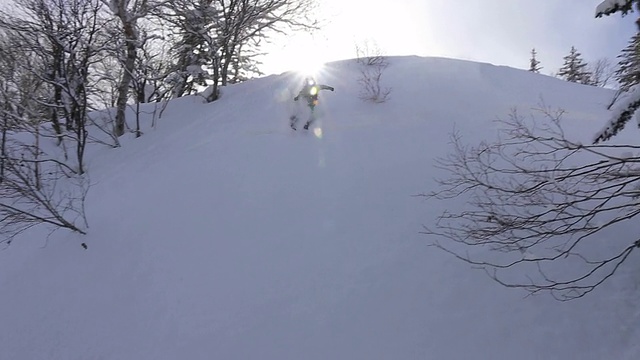 滑雪者在山上滑雪。视频素材