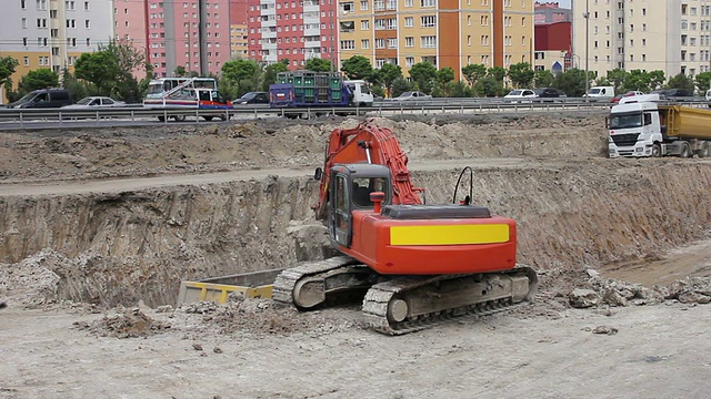 挖掘机在道路上工作视频素材