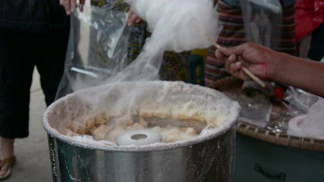 用特殊的机器制作棉花糖视频素材